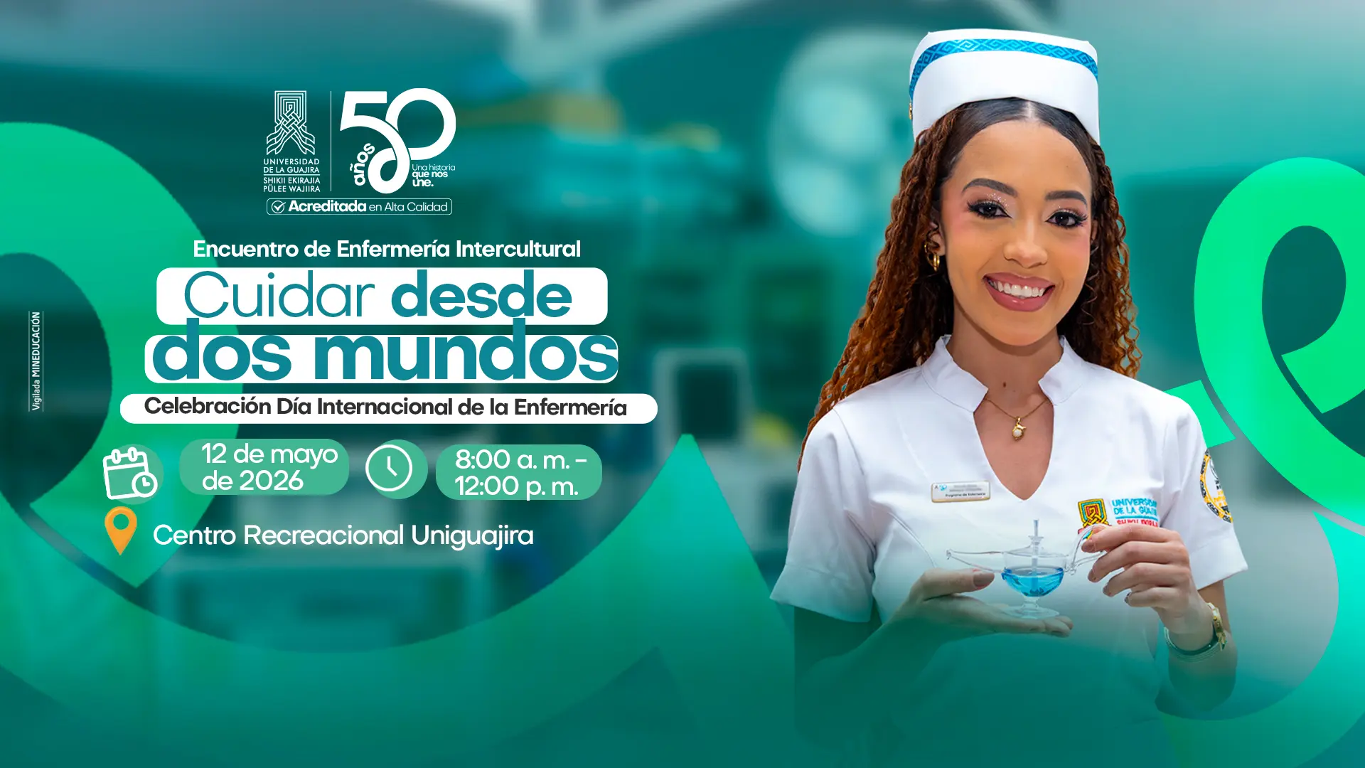 Banner promocional del “Encuentro de Enfermería Intercultural: Cuidar desde dos mundos”, organizado por la Universidad de La Guajira en el marco de la celebración del Día Internacional de la Enfermería. La pieza presenta a una estudiante de enfermería sonriente con uniforme blanco y cofia, sosteniendo un recipiente de laboratorio con líquido azul. El diseño utiliza tonos verdes y turquesa sobre un fondo desenfocado de ambiente clínico. Incluye la fecha del evento, 12 de mayo de 2026; el horario, de 8:00 a. m. a 12:00 p. m.; y el lugar, Centro Recreacional Uniguajira. En la parte superior aparece el logo institucional de los 50 años y el sello de acreditación en alta calidad.