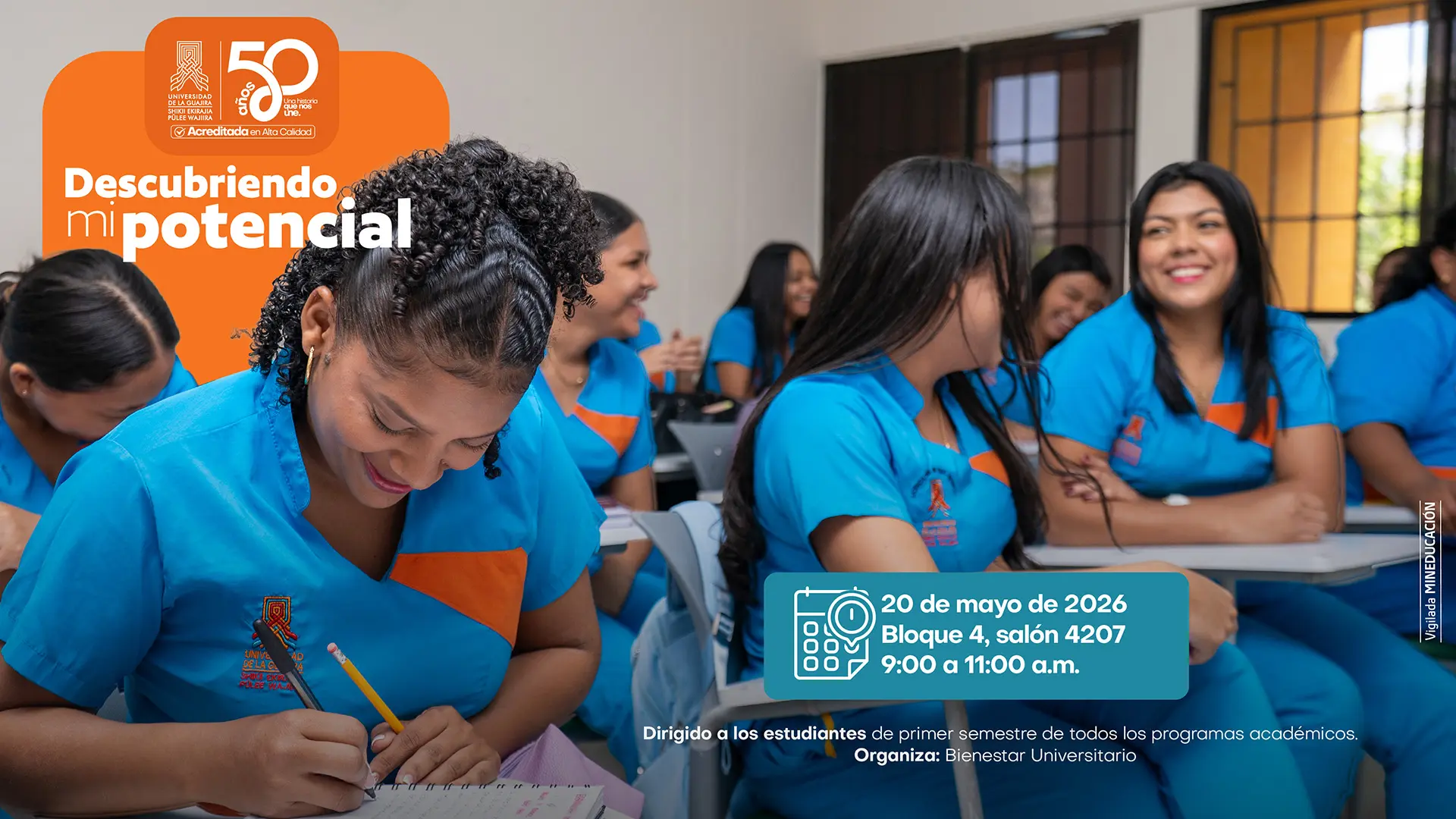 Pieza gráfica de la Universidad de La Guajira sobre la actividad “Descubriendo mi potencial”. La imagen muestra un grupo de estudiantes en un salón de clases, vestidos con uniformes azules, participando en un espacio académico. En primer plano, una estudiante escribe en un cuaderno mientras otros compañeros conversan y sonríen al fondo. En la parte superior izquierda aparece el título “Descubriendo mi potencial” junto a los logos institucionales de la Universidad de La Guajira y la conmemoración de sus 50 años. En la parte inferior derecha se informa que la actividad se realizará el 20 de mayo de 2026, en el bloque 4, salón 4207, de 9:00 a 11:00 a.m. También se indica que está dirigida a estudiantes de primer semestre de todos los programas académicos y es organizada por Bienestar Universitario.