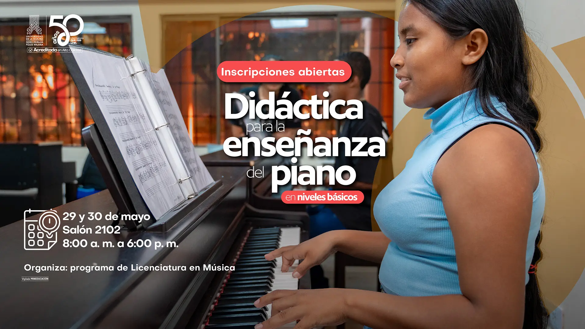 Imagen promocional de la Universidad de La Guajira sobre inscripciones abiertas para el curso “Didáctica para la enseñanza del piano en niveles básicos”. En la imagen aparece una niña tocando un piano mientras observa una partitura ubicada sobre el atril. El diseño incluye información del evento: 29 y 30 de mayo, salón 2102, de 8:00 a. m. a 6:00 p. m., organizado por el programa de Licenciatura en Música.