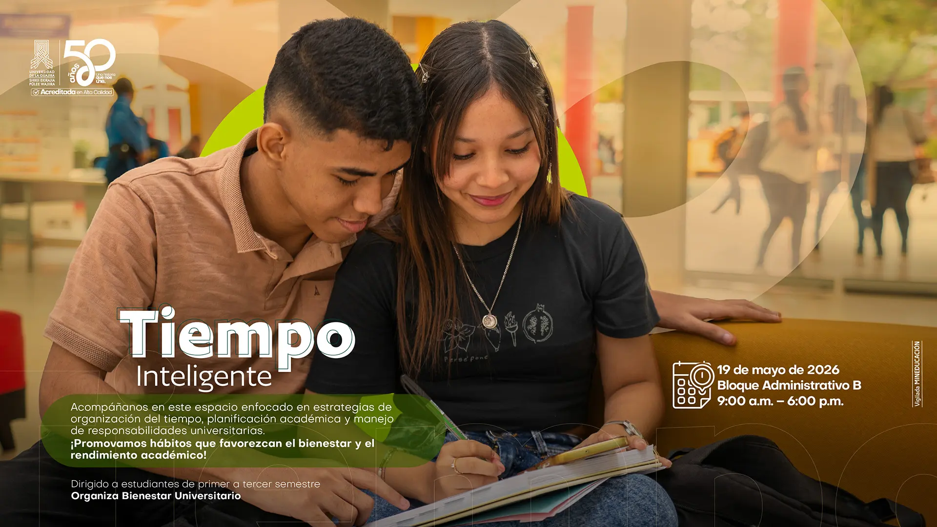 Afiche promocional titulado “Tiempo inteligente”. En la imagen, dos estudiantes universitarios sentados comparten un cuaderno; la joven escribe mientras el compañero observa, en un entorno de campus. El texto invita a un espacio sobre estrategias de organización del tiempo, planificación académica y manejo de responsabilidades, promoviendo hábitos para el bienestar y el rendimiento académico. Incluye fecha 19 de mayo de 2026, horario de 9:00 a.m. a 6:00 p.m., lugar Bloque Administrativo B, dirigido a estudiantes de primer a tercer semestre y organizado por Bienestar Universitario. También aparecen los logos de la Universidad de La Guajira.