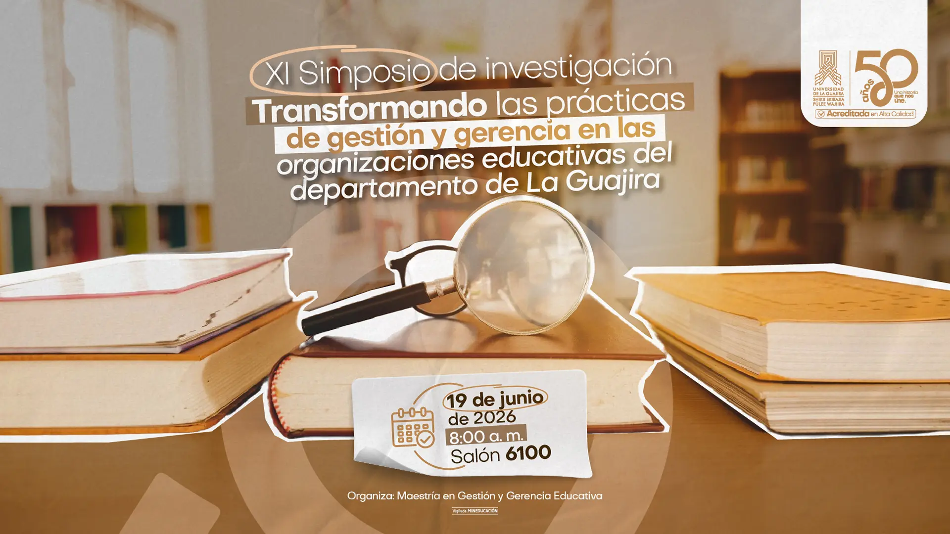 Pieza gráfica del XI Simposio de Investigación de la Universidad de La Guajira. La imagen muestra libros y una lupa sobre una mesa, con el texto: “Transformando las prácticas y gerencia en las organizaciones educativas del departamento de La Guajira”. Incluye la fecha del evento, 19 de junio de 2026, a las 8:00 a. m., en el salón 6100.