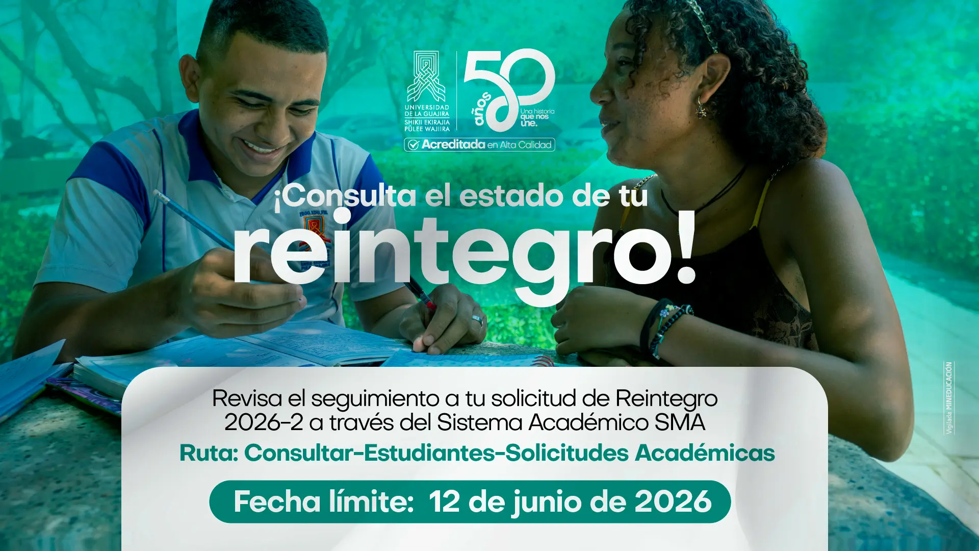 Diseño gráfico con fondo fotográfico de tono verde azulado. En primer plano, dos jóvenes estudiantes, un hombre de piel morena con camiseta blanca y azul y una mujer de cabello rizado con top negro, sentados revisando documentos juntos. En el centro, el texto "¡Consulta el estado de tu reintegro!". En un recuadro blanco en la parte inferior, se indica que el seguimiento a la solicitud de Reintegro 2026-2 se realiza a través del Sistema Académico SMA, con la ruta Consultar – Estudiantes – Solicitudes Académicas, y la fecha límite del 12 de junio de 2026 destacada en un botón verde. Incluye el logo institucional y el sello de 50 años de Uniguajira.