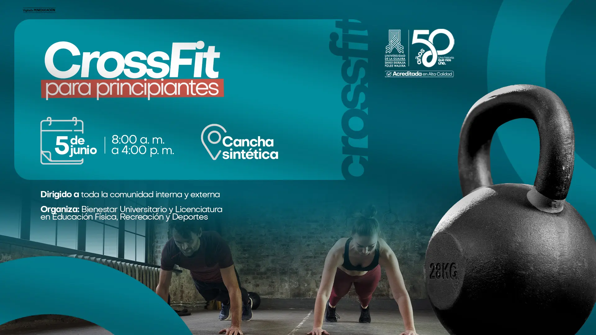Pieza gráfica promocional de Uniguajira sobre una jornada de CrossFit para principiantes. El diseño utiliza tonos azul turquesa y muestra una pesa rusa negra de gran tamaño en el lado derecho. En la parte inferior aparece la imagen de un hombre y una mujer realizando ejercicios de plancha en un gimnasio. El aviso informa que la actividad se realizará el 5 de junio, de 8:00 a. m. a 4:00 p. m., en la cancha sintética, y está dirigida a toda la comunidad interna y externa. La organización está a cargo de Bienestar Universitario y la Licenciatura en Educación Física, Recreación y Deportes. En la parte superior se observan los logotipos institucionales de Uniguajira y la conmemoración de sus 50 años.
