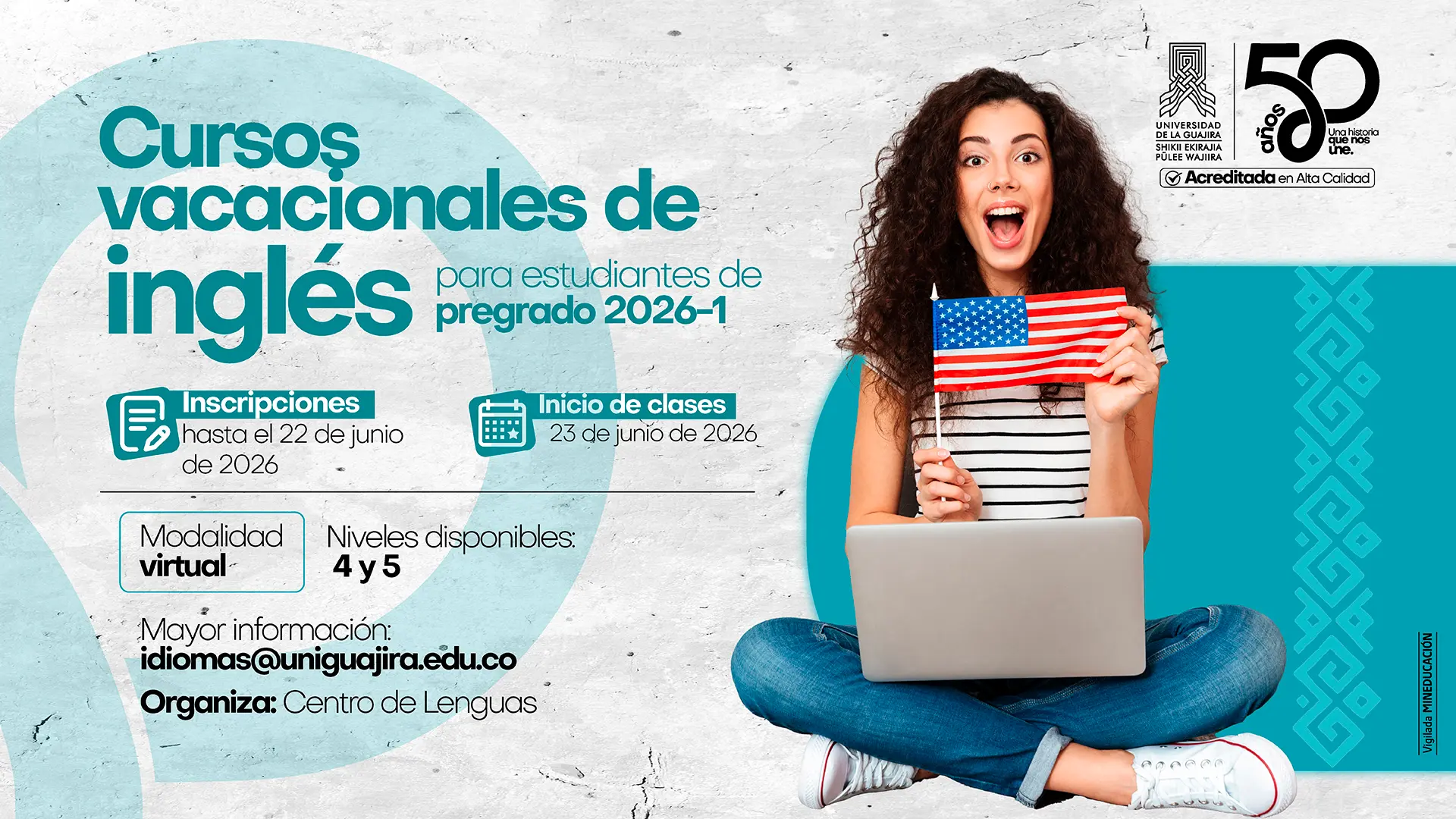 Pieza gráfica de los cursos vacacionales de inglés virtual para pregrado (niveles 4 y 5). Muestra a una joven alegre con una laptop y una bandera de EE. UU., junto a las fechas de inscripción hasta el 22 de junio e inicio de clases el 23 del mismo mes. Incluye el correo de contacto idiomas@uniguajira.edu.co y logos institucionales por su 50 aniversario.