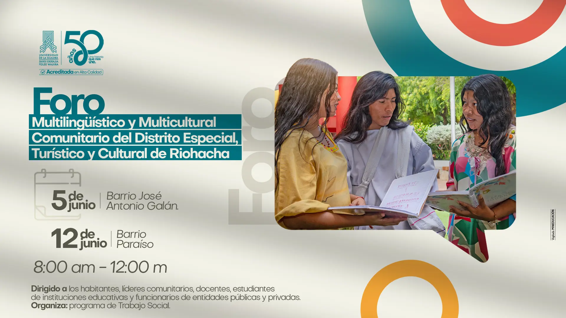 Pieza gráfica del Foro Multilingüístico y Multicultural Comunitario del Distrito Especial, Turístico y Cultural de Riohacha, organizado por el programa de Trabajo Social de Uniguajira. La imagen presenta a tres jóvenes pertenecientes a comunidades indígenas interactuando con material académico, acompañada de información sobre fechas, horarios y lugares del evento, resaltando la diversidad cultural, la educación y la participación comunitaria.