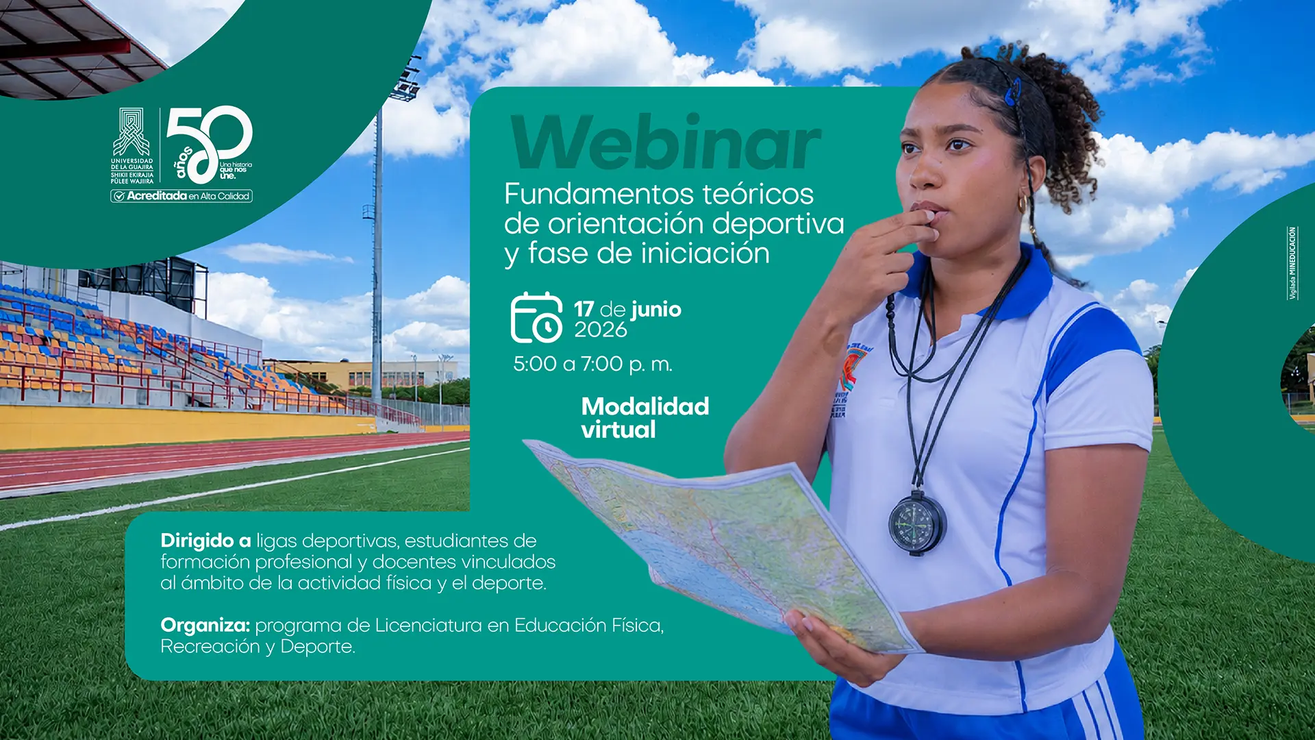 Pieza gráfica promocional de la Universidad de La Guajira para un webinar titulado “Fundamentos teóricos de orientación deportiva y fase de iniciación”. En la imagen aparece una joven deportista sosteniendo un mapa y usando un silbato y una brújula, sobre una pista atlética al aire libre. El evento se realizará el 17 de junio de 2026, de 5:00 a 7:00 p. m., en modalidad virtual. Está dirigido a ligas deportivas, estudiantes de formación profesional y docentes vinculados al ámbito de la actividad física y el deporte. Organiza el programa de Licenciatura en Educación Física, Recreación y Deporte. En la parte superior izquierda se observan el logotipo institucional y el emblema de los 50 años de la Universidad de La Guajira.