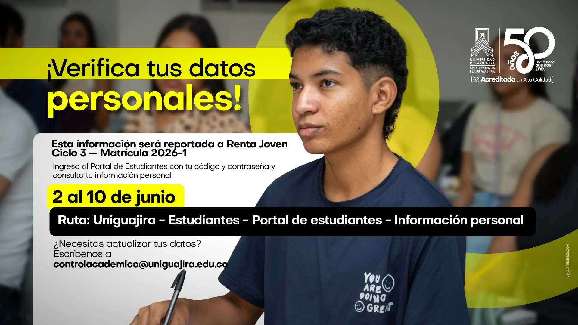 Diseño gráfico con fondo fotográfico de estudiantes en un salón. En primer plano, joven hombre de piel morena con camiseta oscura, sosteniendo un bolígrafo. A la izquierda, texto destacado en amarillo y negro: "¡Verifica tus datos personales!". En un recuadro blanco se indica que la información será reportada a Renta Joven Ciclo 3 – Matrícula 2026-1, con las fechas del 2 al 10 de junio resaltadas en amarillo, la ruta de acceso al portal y el correo controlacademico@uniguajira.edu.co para actualización de datos, indicando que se debe adjuntar fotocopia del documento de identidad. Incluye el logo institucional y el sello de 50 años de Uniguajira.