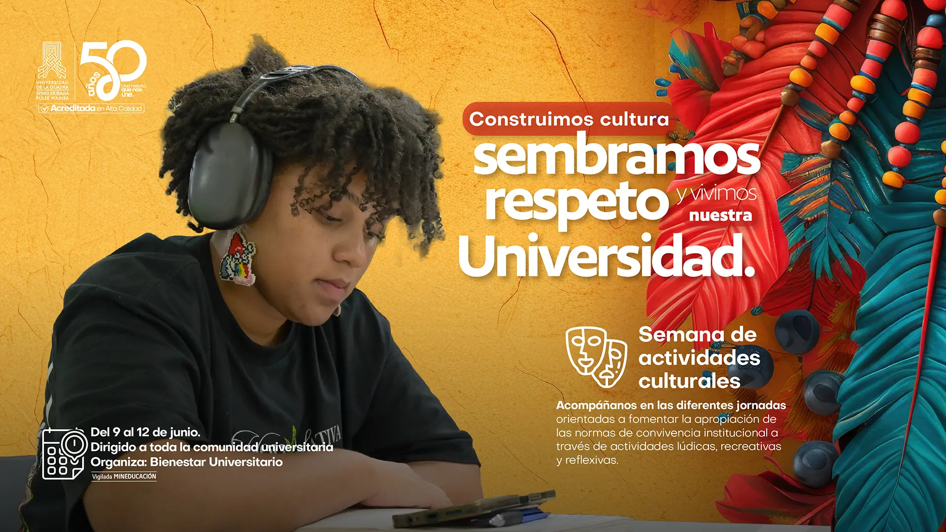 Pieza informativa de la Universidad de La Guajira sobre la Semana de Actividades Culturales. En la imagen aparece una estudiante afrodescendiente con audífonos de protección auditiva y aretes artesanales, concentrada mientras escribe o trabaja sobre una mesa. El fondo presenta tonos cálidos y elementos gráficos inspirados en la naturaleza y la diversidad cultural, con hojas tropicales de colores vibrantes. El mensaje principal dice: “Construimos cultura, sembramos respeto y vivimos nuestra Universidad”. También se destaca el título “Semana de actividades culturales”, acompañado de una invitación a participar en jornadas orientadas a fortalecer la apropiación de las normas de convivencia institucional mediante actividades lúdicas, recreativas y reflexivas. La programación se realizará del 9 al 12 de junio y está dirigida a toda la comunidad universitaria. La actividad es organizada por Bienestar Universitario. En la parte superior izquierda se encuentran los logos institucionales de la Universidad de La Guajira y la conmemoración de sus 50 años de trayectoria.