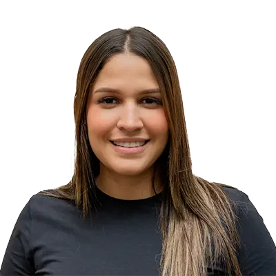 Retrato de una mujer de cabello liso y largo, con una sonrisa, vistiendo una camiseta negra de manga corta, sobre un fondo blanco.