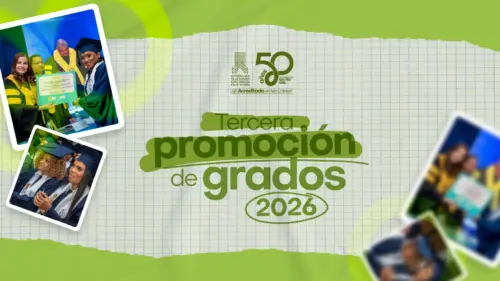 Banner promocional de la Tercera Promoción de Grados 2026 de la Universidad de La Guajira. En el centro se destaca el texto "Tercera promoción de grados 2026", acompañado del logotipo institucional, el distintivo de los 50 años y el sello de Acreditación en Alta Calidad. El diseño presenta un fondo con textura de papel cuadriculado en tonos verdes y fotografías de ceremonias de graduación ubicadas en los laterales, donde se observan graduandos recibiendo sus diplomas y participando en el acto de graduación.