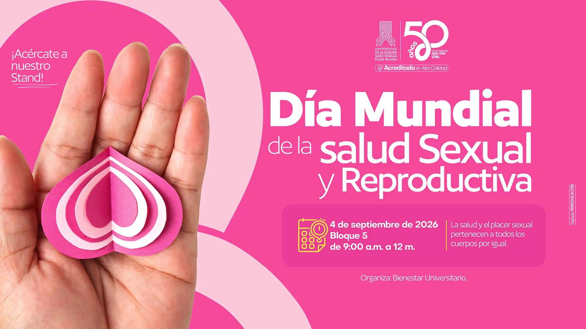 Pieza gráfica de la Universidad de La Guajira que conmemora el Día Mundial de la Salud Sexual y Reproductiva. La imagen muestra una mano sosteniendo una figura de corazón en tonos rosados. El texto invita a acercarse al stand y anuncia una actividad para el 4 de septiembre de 2026, de 9:00 a. m. a 12:00 m., en el Bloque 5. Incluye el mensaje: “La salud y el placer sexual pertenecen a todos los cuerpos por igual”. Organiza Bienestar Universitario.
