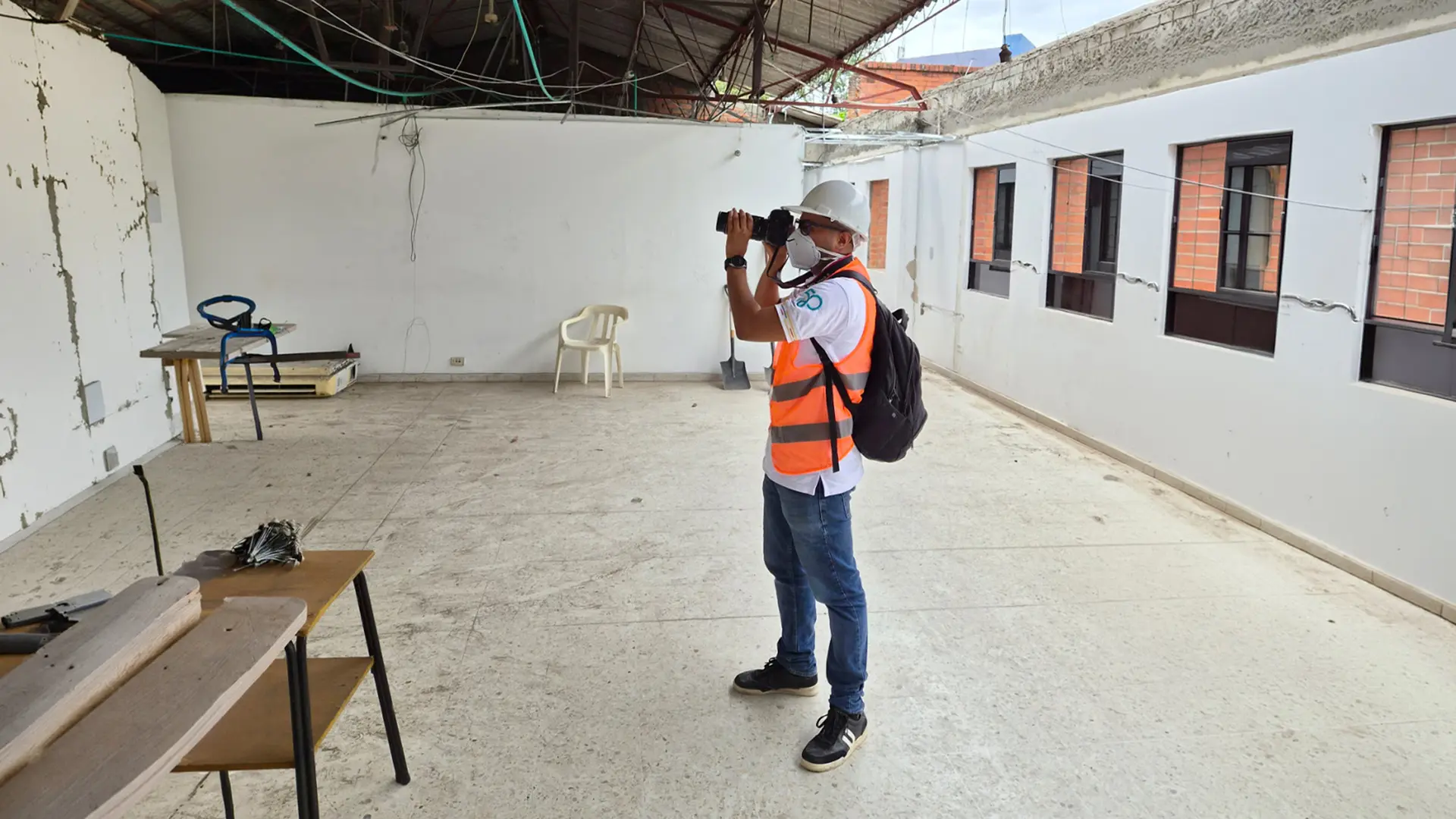 Docente de Uniguajira Iván Gómez Monroy evaluando las afecciones del sismo
