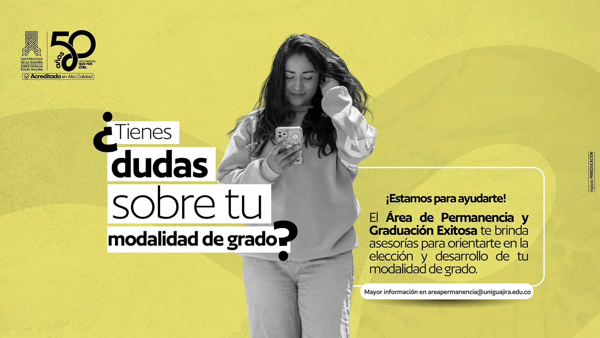 Pieza gráfica de la Universidad de La Guajira que informa a los estudiantes sobre asesorías relacionadas con las modalidades de grado. El mensaje principal pregunta: “¿Tienes dudas sobre tu modalidad de grado?” Se indica que el Área de Permanencia y Graduación Exitosa brinda asesorías para orientar a los estudiantes en la elección y desarrollo de su modalidad de grado. Para mayor información, se proporciona el correo areapermanencia@uniguajira.edu.co. La pieza muestra a una estudiante consultando su celular sobre un fondo amarillo.