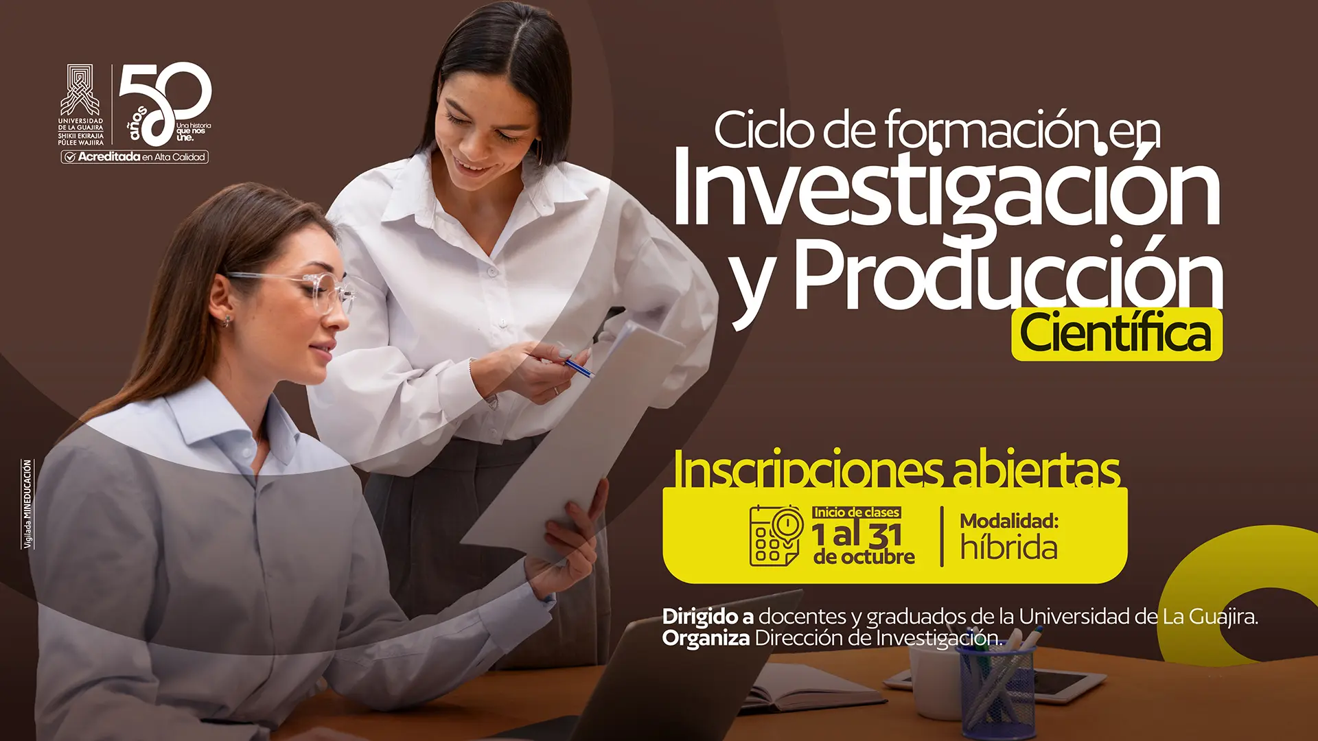 Afiche promocional de la Universidad de La Guajira para el "Ciclo de formación en Investigación y Producción Científica". Muestra a dos mujeres trabajando con un portátil y un documento. Anuncia inscripciones abiertas y la fecha de inicio de clases. Está dirigido a docentes y graduados, organizado por la Dirección de Investigación