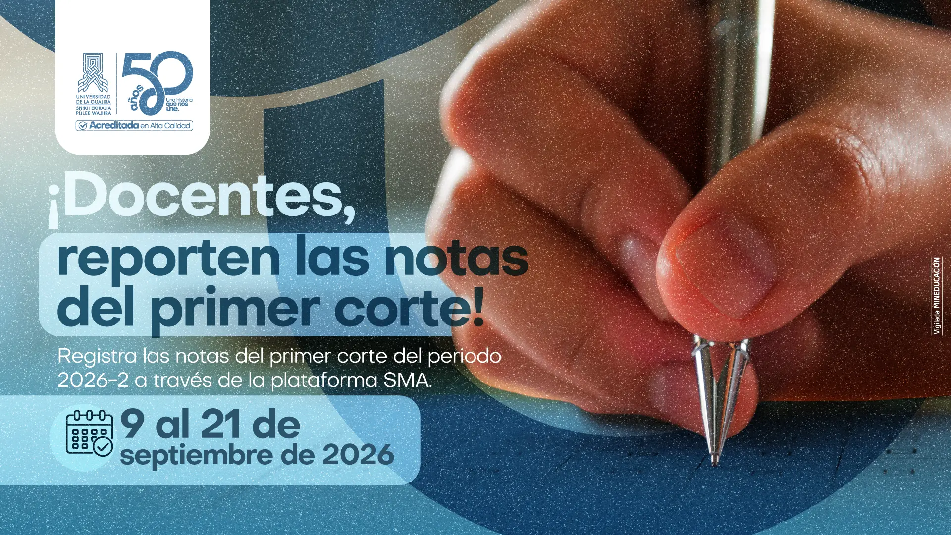 Diseño gráfico de fondo oscuro azul grisáceo con círculos decorativos en azul marino. En la parte superior, fotografía de una mano sosteniendo un compás sobre un plano. En la parte inferior, el texto "¡Docentes, reporten las notas del primer corte! Registra las notas del primer corte del periodo 2026-2 a través de la plataforma SMA", con las fechas del 9 al 21 de septiembre de 2026 destacadas en un recuadro azul claro. Incluye el logo institucional y el sello de 50 años de Uniguajira.