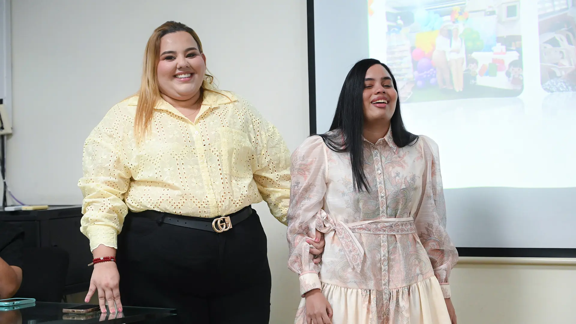 Luz Ángela Ávila Gonzales y María Margarita Pérez Dawd sonríen durante una presentación académica en la Universidad de La Guajira, Sede Maicao.