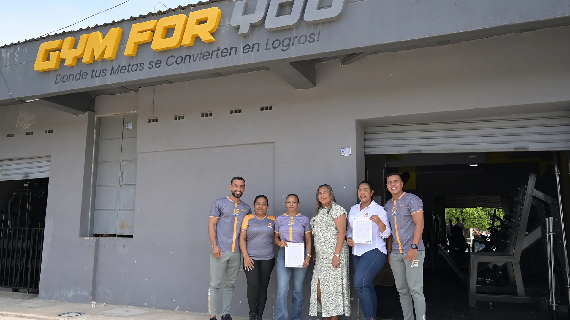 Representantes de la Universidad de La Guajira junto a integrantes del gimnasio Gym For You, durante la visita y firma de un convenio de colaboración.