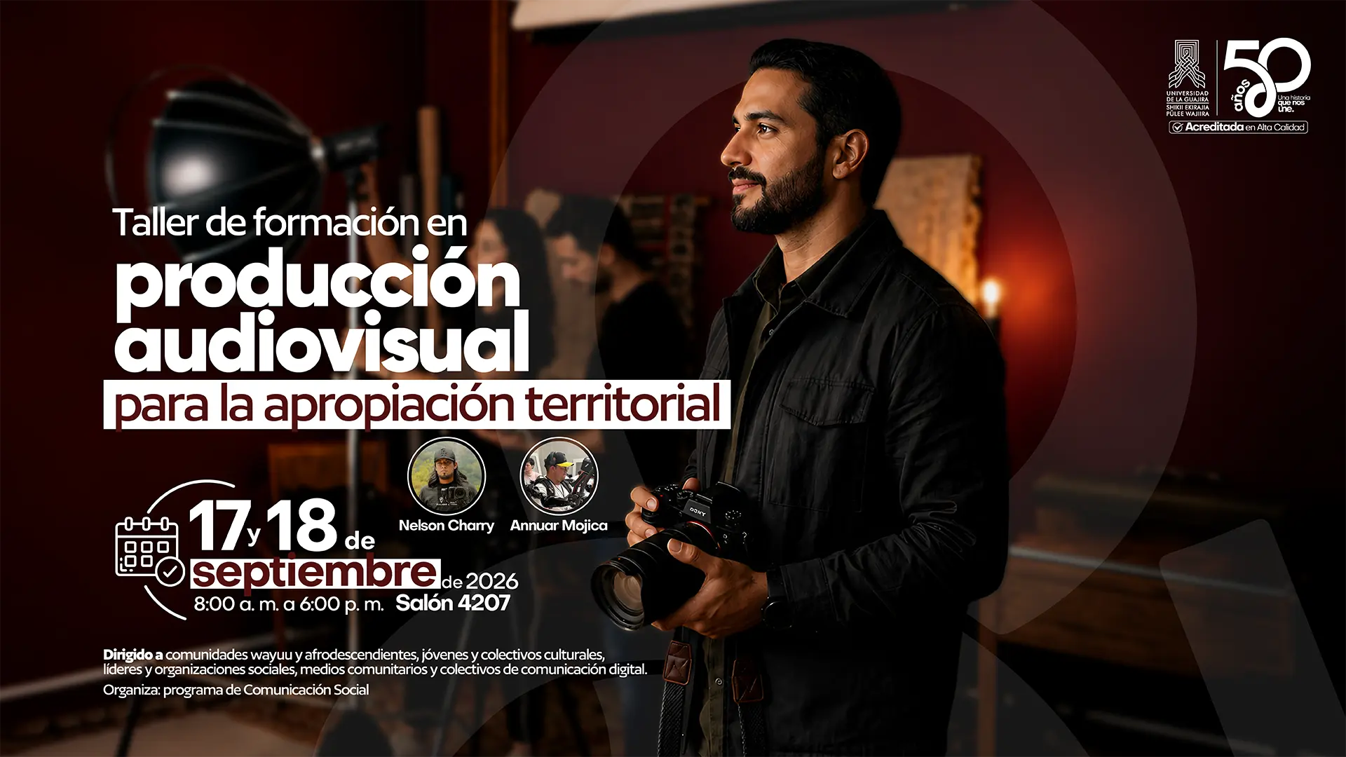 Taller de formación en producción audiovisual para la apropiación territorial, dirigido a comunidades wayuu y afrodescendientes, jóvenes y colectivos culturales. La pieza muestra a un hombre sosteniendo una cámara profesional, acompañado de fotografías de los talleristas Nelson Charry y Annuar Mojica. El taller se realizará el 17 y 18 de septiembre de 2026, de 8:00 a. m. a 6:00 p. m., en el salón 4207 de la Universidad de La Guajira.