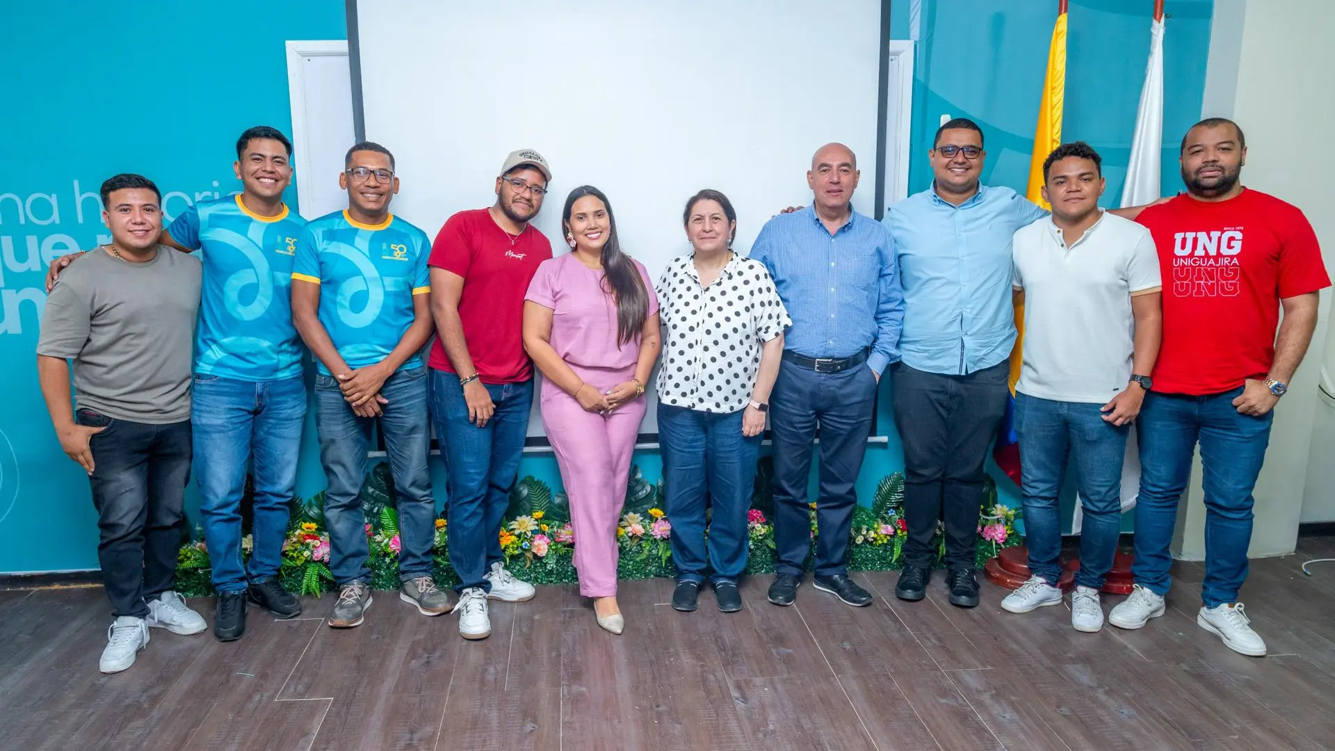 Integrantes de la comunidad universitaria de Uniguajira durante el cierre de la auditoría externa por parte de Icontec.