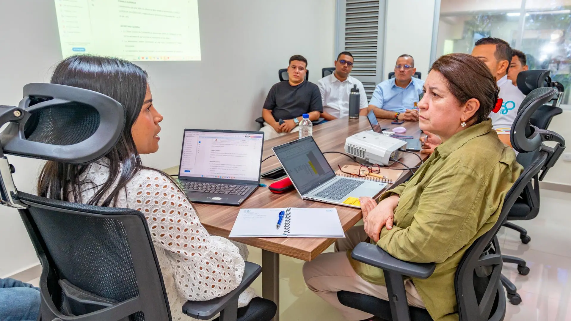 La auditora líder de Icontec, Martha Trujillo Robles, durante la reunión de revisión con funcionarios de Uniguajira.