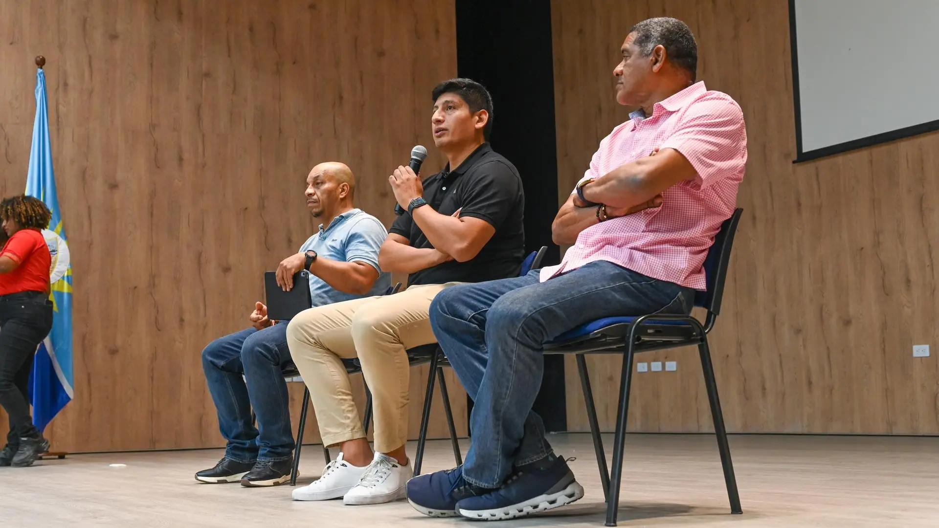 Panelistas participan en un espacio de diálogo académico ante el público, compartiendo sus conocimientos y experiencias durante un encuentro institucional de la Universidad de La Guajira.