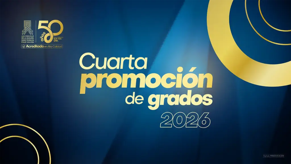 Banner promocional de la cuarta promoción de grados del año 2026 de la Universidad de La Guajira. La pieza incluye el logotipo institucional, el distintivo de los 50 años y el sello de Acreditación en Alta Calidad; en el centro aparece el texto «Cuarta promoción de grados 2026», acompañado de fotografías de graduandos durante ceremonias de entrega de diplomas, sobre un fondo de textura cuadriculada en tonos verde, blanco y amarillo.