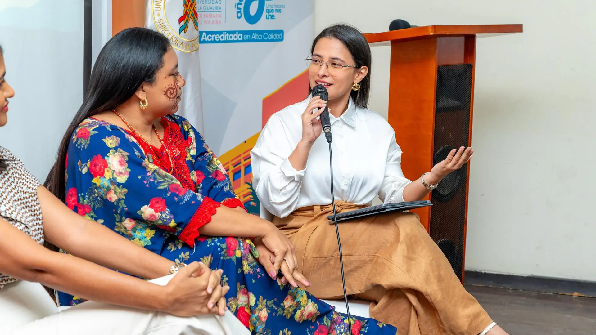 Mujeres participan en un espacio de diálogo intercultural en la Universidad de La Guajira, compartiendo experiencias y perspectivas sobre la diversidad cultural.