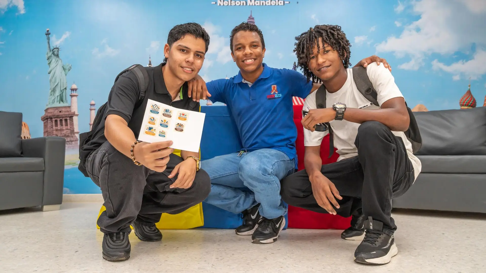 Estudiantes y docentes participan en una jornada académica sobre neuropsicología, posando con certificados de participación frente a una presentación sobre fundamentos psicológicos y neuropsicología.