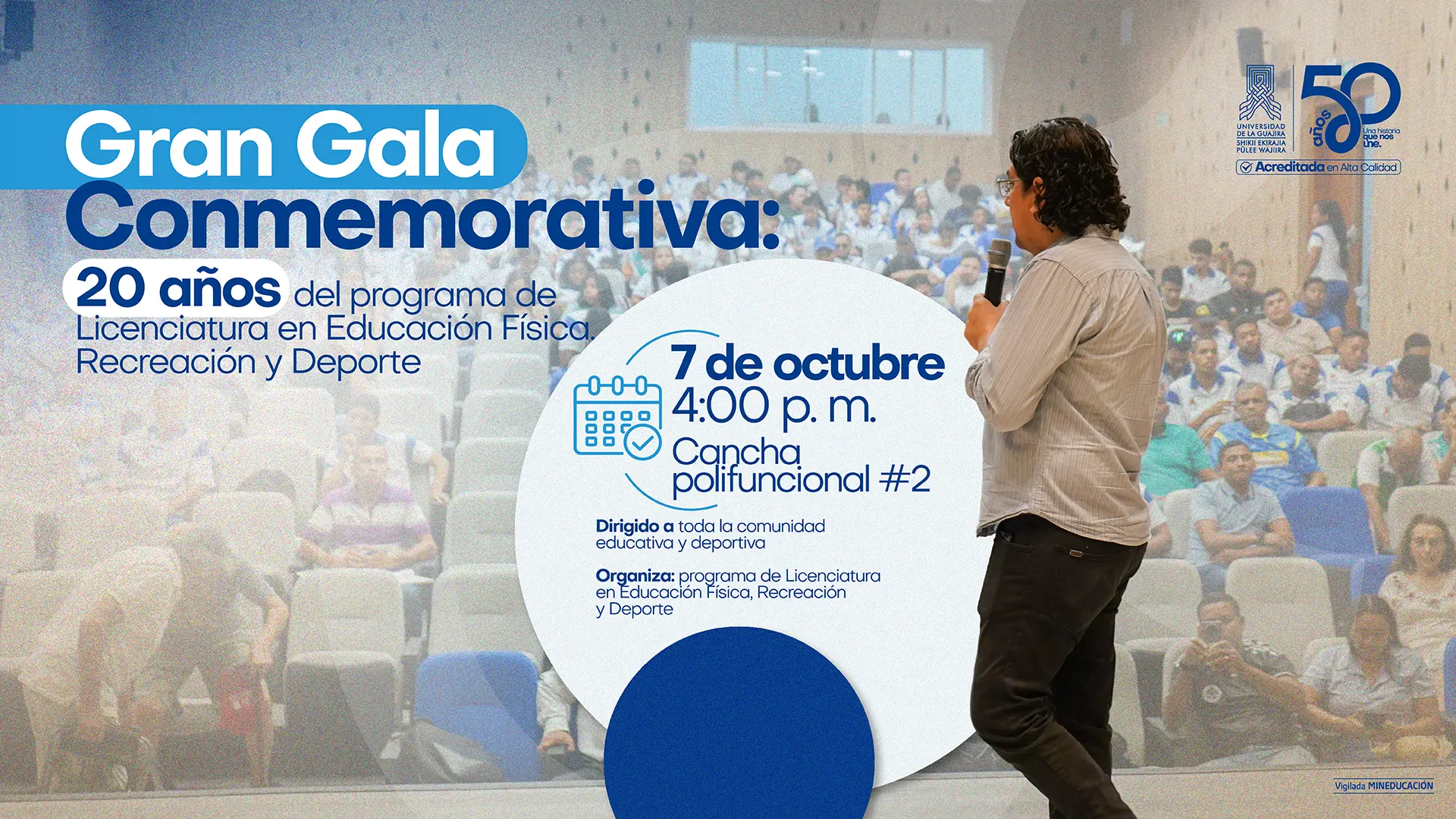 Pieza gráfica promocional del Gran Gala Conmemorativa por los 20 años del programa de Licenciatura en Educación Física, Recreación y Deporte. La imagen incluye una fotografía de una persona hablando ante un público y anuncia el evento para el 7 de octubre a las 4:00 p. m., en la Cancha Polifuncional #2. Está dirigido a la comunidad educativa y deportiva y organizado por el programa.