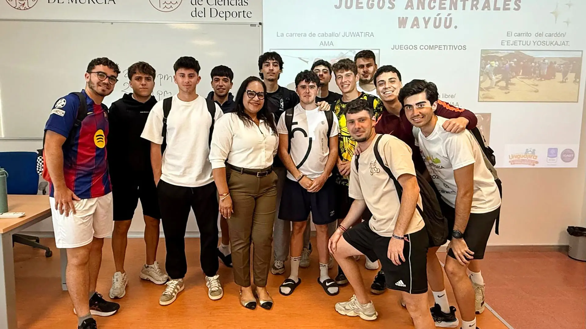 Grupo de estudiantes de la Universidad de Murcia junto a una representante académica durante una actividad de intercambio cultural, en la que se presentan los juegos ancestrales de la comunidad Wayúu como expresión de la identidad y las tradiciones indígenas.