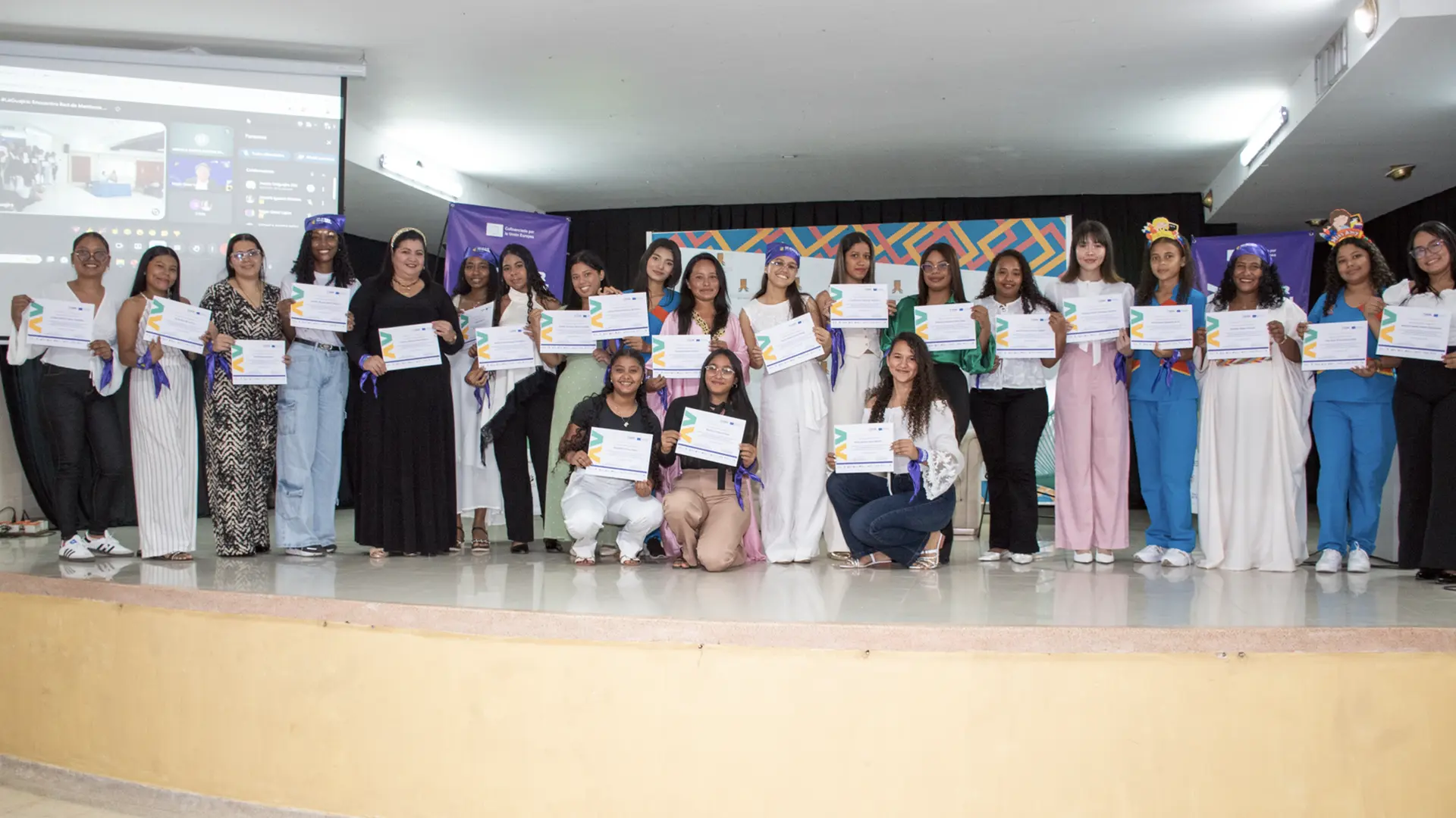 Grupo de mujeres participantes de Maker Women STEM durante la ceremonia de clausura, sosteniendo sus certificados de participación, como reconocimiento a su proceso de formación y aprendizaje en áreas STEM.