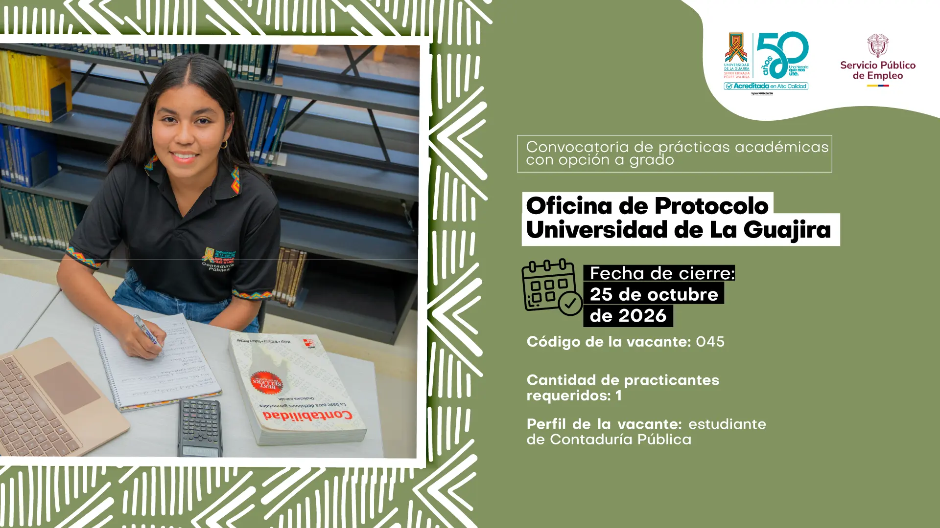 Banner en tonos verde oliva y blanco con la imagen de una estudiante sentada en una biblioteca, con un computador, cuaderno, calculadora y libro de contabilidad. Incluye los logos de la Universidad de La Guajira, sus 50 años y el Servicio Público de Empleo. Anuncia la convocatoria de prácticas académicas con opción a grado en la Oficina de Protocolo, dirigida a estudiantes de Contaduría Pública, con cierre el 25 de octubre de 2026.