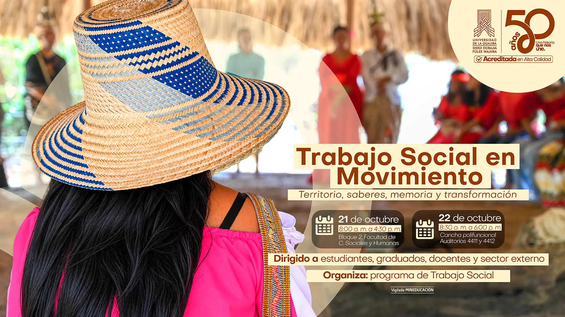 Pieza gráfica del evento “rabajo Social en Movimiento: Territorio, saberes, memoria y transformación, 21 y 22 de octubre, organizado por el programa de Trabajo Social de la Universidad de La Guajira. Muestra a una mujer wayuu de espaldas con sombrero tejido y blusa rosada, frente a un grupo reunido bajo una enramada.