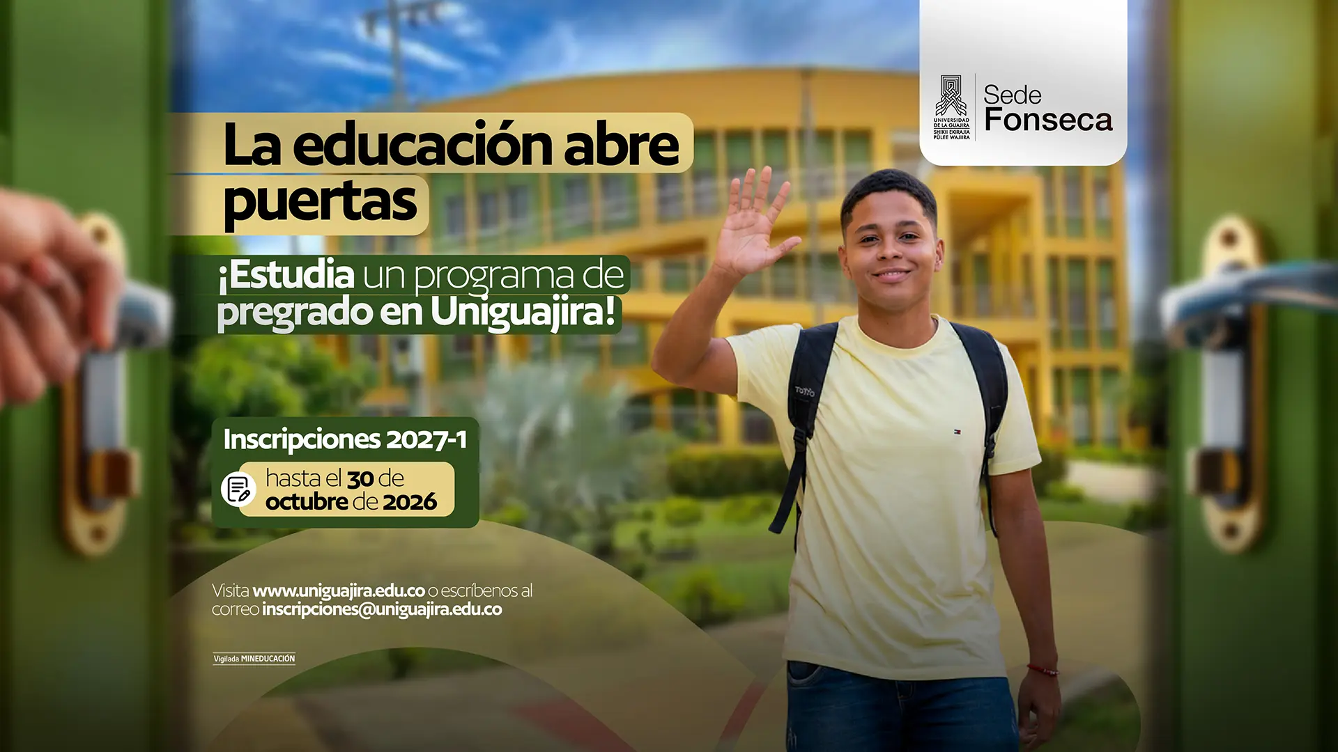 Joven estudiante frente a la Universidad de La Guajira con el mensaje: “La educación abre puertas. ¡Estudia un programa de pregrado en Uniguajira!” Inscripciones 2027-1 hasta el 30 de octubre de 2026.
